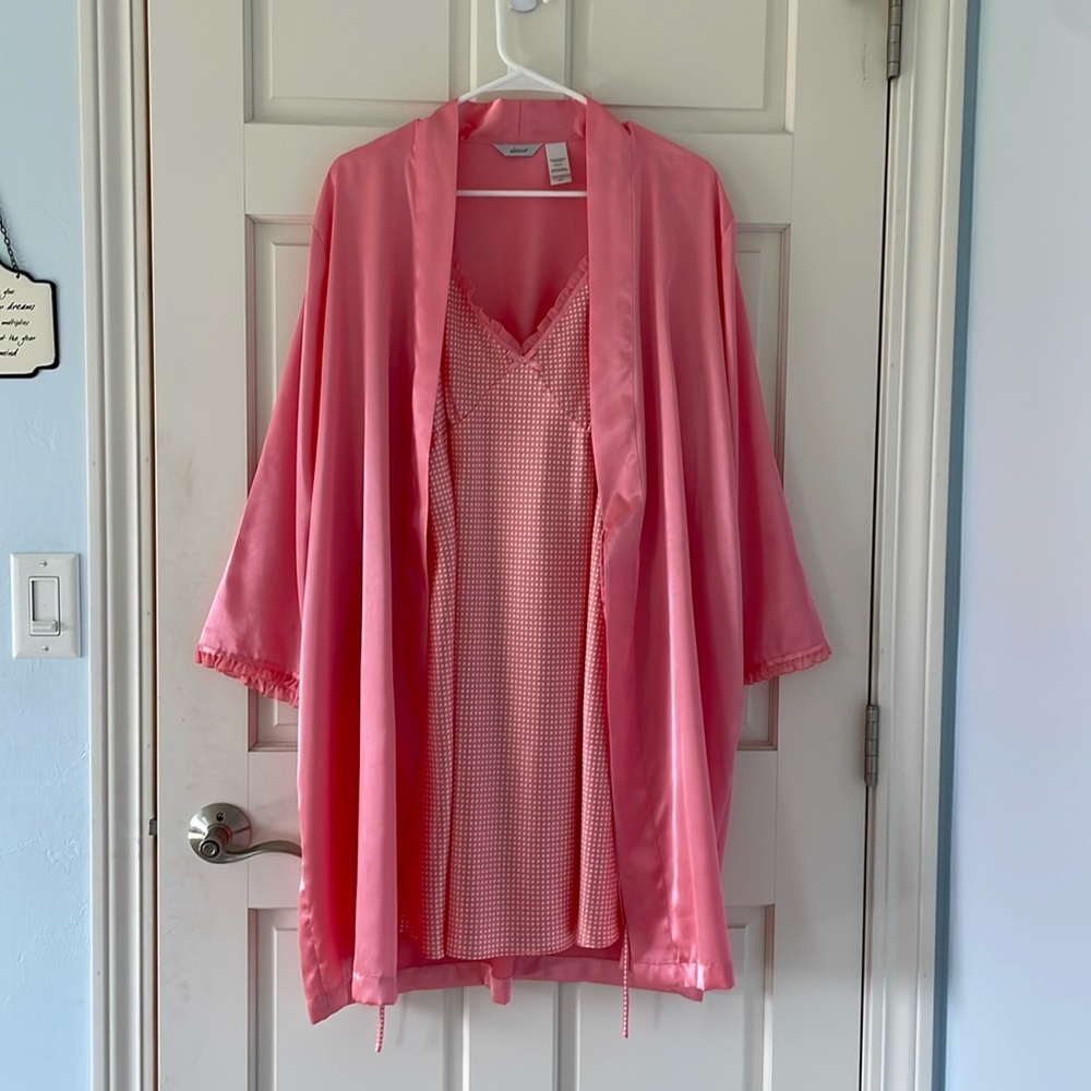 This 2-piece peach and white lingerie ensemble is in mint condition!